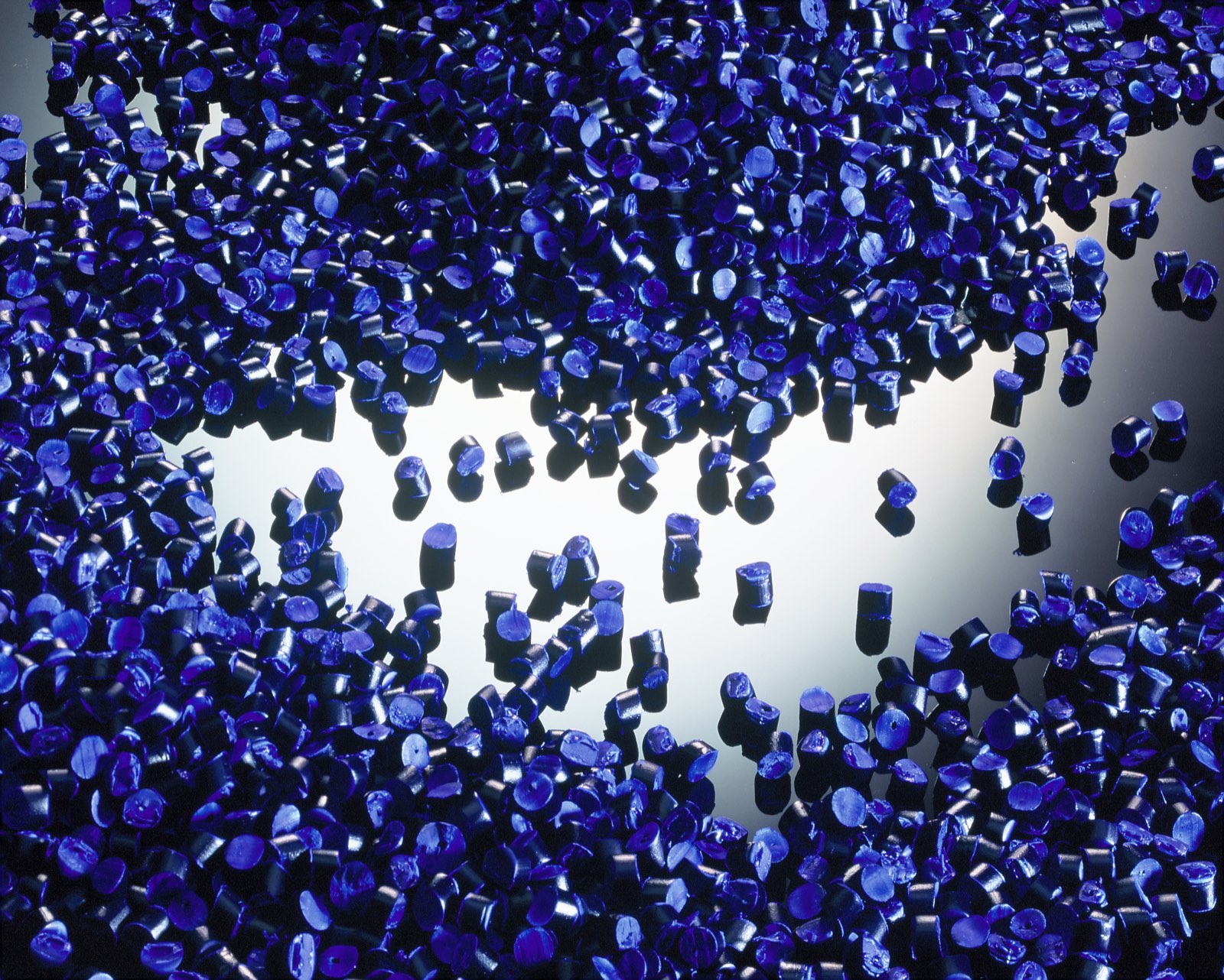 Blue pigmented polymer granulate for spin dyeing